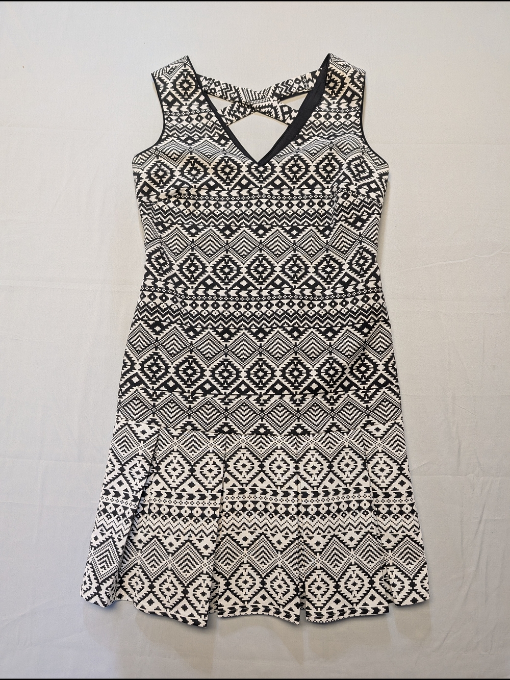 Jessica Simpson Dress Sz 6 Black White Geometric Pattern Pleated Hem Sleeveless